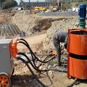 立式攪拌機(jī)和雙液注漿機(jī)施工現(xiàn)場